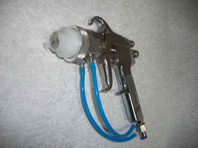 Двухфорсуночный распылительный пистолет с пневматическим отсеканием распыляемой жидкости
